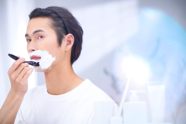 ヒゲを剃る男性